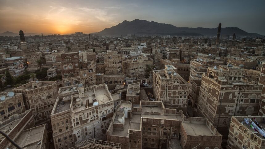 Yemen’de Husiler Aden Körfezi’nde Saldırıya Uğrayan Geminin Batabileceğini Söyledi