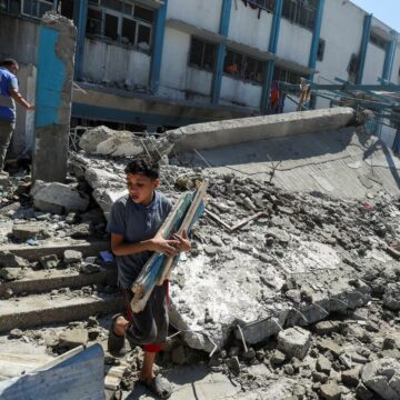 Filistinli sağlık yetkilileri, İsrail’in Gazze’ye düzenlediği saldırılarda en az 57 kişinin öldüğünü söyledi